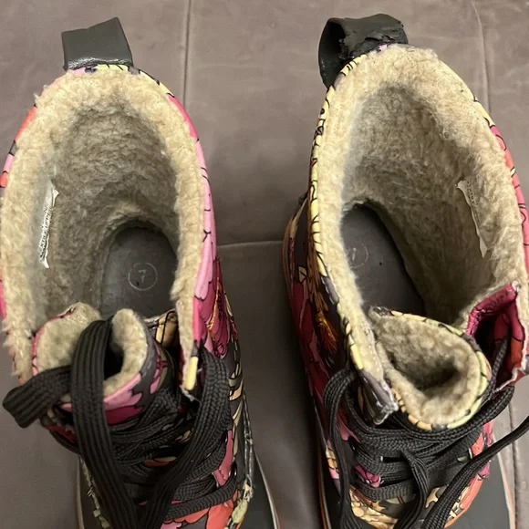 Peace floral lined snow boots size 7 - Picture 3 of 4